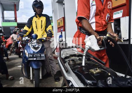 Soppeng, Sulawesi du Sud, Indonésie.17 novembre 2021.Les motocyclistes se ravitaillent à la station-service PT Pertamina de Soppeng.Le prix du pétrole brut de l'Indonésie a augmenté à 81.8 dollars US le baril à partir de septembre, ce qui était de l'ordre de 72.2 dollars US le baril.Entre-temps, le prix du pétrole intermédiaire de l'Ouest du Texas (WTI) pour la livraison de décembre 2021 sur le New York Mercantile Exchange était d'environ 81.07 dollars US le baril, en hausse de 0.35% par rapport au week-end dernier à 80.79 dollars US le baril.(Image de crédit : © Moch Farabi Wardana/Pacific Press via ZUMA Press Wire) Banque D'Images
