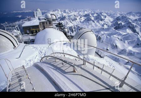 FRANCE.HAUTES-PYRÉNÉES (65) PANORAMA D'HIVER DE LA CHAÎNE DE MONTAGNES DES PYRÉNÉES VUE DE LA COUPOLE DE L'OBSERVATOIRE ASTRONOMIQUE SUR LA PIC DU MIDI DE Banque D'Images