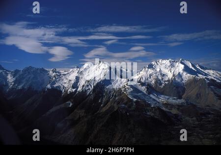 FRANCE, HAUTES PYRÉNÉES, VUE AÉRIENNE DES MONTAGNES DE LA VALLÉE DE L'AZUN DEPUIS LE HAUT DE LA VALLÉE DE L'ESTAING, AU MILIEU PIC DU MIDI D'ARRENS (2267 M) ET PICS DE GABIZOS Banque D'Images