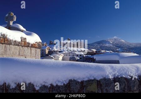 FRANCE.PYRÉNÉES-ORIENTALES (66) PARC NATUREL RÉGIONAL DES PYRÉNÉES CATALANES.LE VILLAGE DE LLAGONNE EN HIVER Banque D'Images