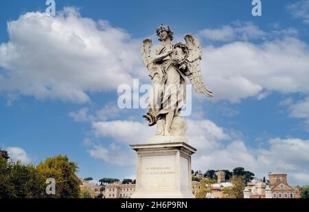 Ange avec couronne de Thorns, une sculpture de Paolo Naldini sur le Ponte Sant Angelo à Rome, Italie Banque D'Images