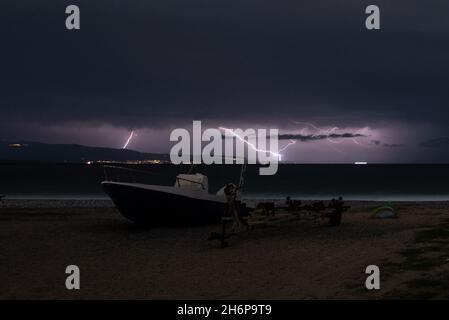 Corigliano Rossano, Italie.16 novembre 2021.Corigliano Rossano, le mauvais temps qui frappe le sud de l'Italie sur les côtes Ioniennes de la Calabre a été déclenché avec un orage en mer avant l'arrivée des pluies intenses crédit: Agence de photo indépendante/Alamy Live News Banque D'Images