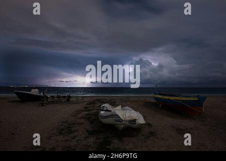 Corigliano Rossano, Italie.16 novembre 2021.Corigliano Rossano, le mauvais temps qui frappe le sud de l'Italie sur les côtes Ioniennes de la Calabre a été déclenché avec un orage en mer avant l'arrivée des pluies intenses crédit: Agence de photo indépendante/Alamy Live News Banque D'Images