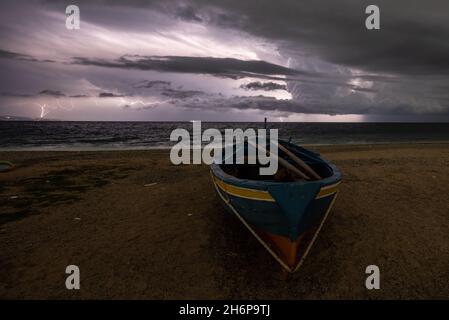 Corigliano Rossano, Italie.16 novembre 2021.Corigliano Rossano, le mauvais temps qui frappe le sud de l'Italie sur les côtes Ioniennes de la Calabre a été déclenché avec un orage en mer avant l'arrivée des pluies intenses crédit: Agence de photo indépendante/Alamy Live News Banque D'Images