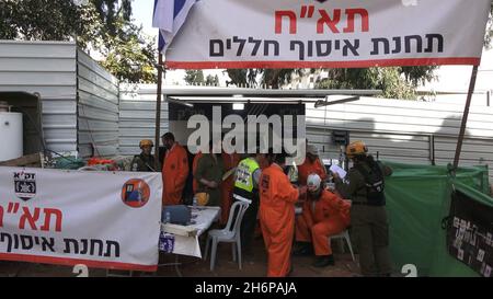 Des soldats israéliens de l'unité de secours du Commandement du front intérieur et des membres de l'équipe d'identification des victimes de catastrophes de Zaka participent à un exercice de recherche et de sauvetage sur un grand site de démolition le 16 novembre 2021 à tel-Aviv, Israël.Le forage Home Front a simulé une opération de recherche et de sauvetage se préparant à des scénarios qui pourraient détruire des bâtiments et piéger des citoyens à la suite d'un tremblement de terre majeur ou de barrages massifs de roquettes. Banque D'Images