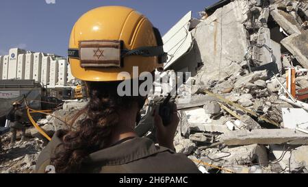 Un soldat israélien de l'unité de sauvetage du Commandement du front intérieur participe à un exercice de recherche et de sauvetage sur un grand site de démolition à 16 novembre 2021, à tel Aviv, en Israël. Le forage Home Front a simulé une opération de recherche et de sauvetage se préparant à des scénarios qui pourraient détruire des bâtiments et piéger des citoyens à la suite d'un tremblement de terre majeur ou de barrages massifs de roquettes. Banque D'Images