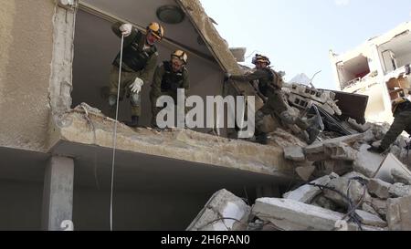 Les soldats israéliens de l'unité de sauvetage du Commandement du front intérieur participent à un exercice de recherche et de sauvetage sur un grand site de démolition le 16 novembre 2021 à tel-Aviv, Israël.Le forage Home Front a simulé une opération de recherche et de sauvetage se préparant à des scénarios qui pourraient détruire des bâtiments et piéger des citoyens à la suite d'un tremblement de terre majeur ou de barrages massifs de roquettes. Banque D'Images