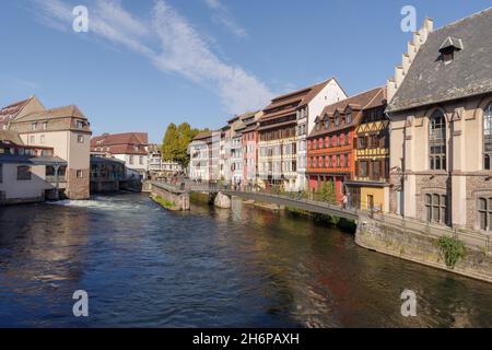 Vue sur le canal aux maisons à colombages du quartier de la petite France à Strasbourg Banque D'Images