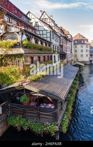 Vue sur le canal aux maisons à colombages du quartier de la petite France à Strasbourg Banque D'Images