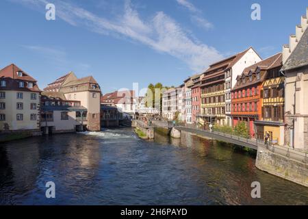 Vue sur le canal aux maisons à colombages du quartier de la petite France à Strasbourg Banque D'Images