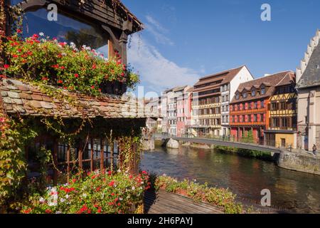 Vue sur le canal aux maisons à colombages du quartier de la petite France à Strasbourg Banque D'Images