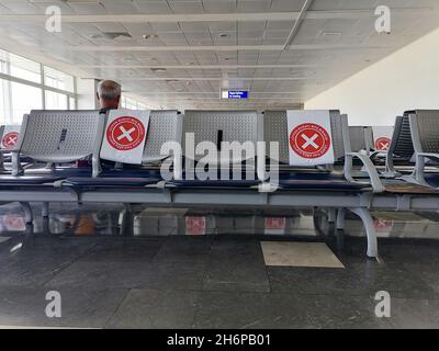 Coin salon dans le terminal de l'aéroport d'Antalya.Autocollants de distance sociale sur les sièges. Banque D'Images