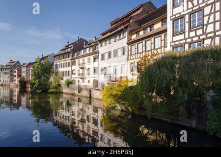 Vue sur le canal aux maisons à colombages du quartier de la petite France à Strasbourg Banque D'Images