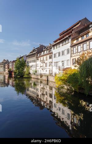 Vue sur le canal aux maisons à colombages du quartier de la petite France à Strasbourg Banque D'Images