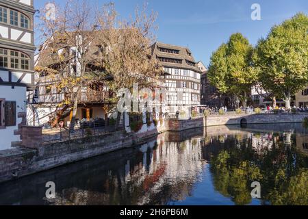 Vue sur le canal aux maisons à colombages du quartier de la petite France à Strasbourg Banque D'Images