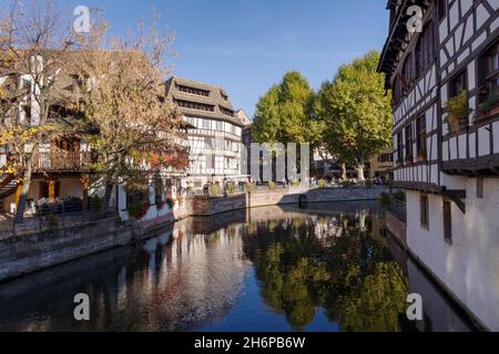 Vue sur le canal aux maisons à colombages du quartier de la petite France à Strasbourg Banque D'Images