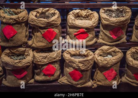 Sacs en tissu avec herbes, espace de copie pour les inscriptions à base de plantes Banque D'Images