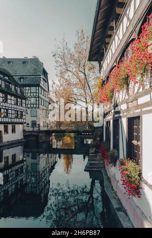 Vue sur le canal aux maisons à colombages du quartier de la petite France à Strasbourg Banque D'Images