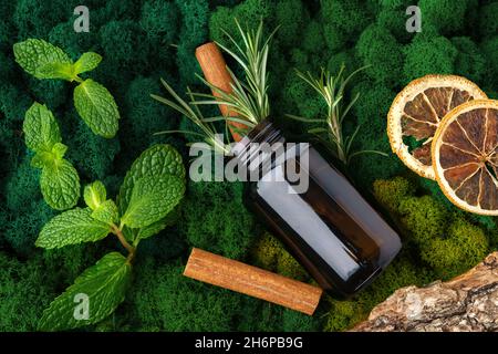 Ensemble de bouteilles de verre brun produits de beauté sur fond de mousse Banque D'Images