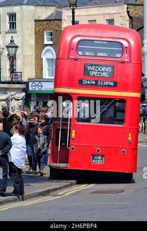 Londres, Royaume-Uni - 23 mai 2018 : vue sur un vieux bus à impériale rouge et les gens qui marchent à Londres Banque D'Images