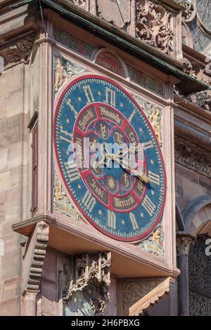 Horloge astronomique à l'extérieur de la cathédrale notre-Dame, Strasbourg, Alsace, France Banque D'Images