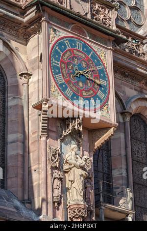 Horloge astronomique à l'extérieur de la cathédrale notre-Dame, Strasbourg, Alsace, France Banque D'Images