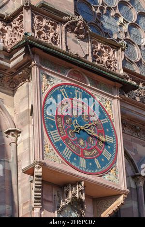 Horloge astronomique à l'extérieur de la cathédrale notre-Dame, Strasbourg, Alsace, France Banque D'Images