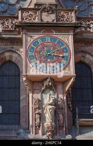 Horloge astronomique à l'extérieur de la cathédrale notre-Dame, Strasbourg, Alsace, France Banque D'Images