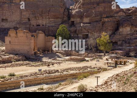 PETRA, JORDANIE - 03 mars 2020: Petra, Jordanie, 2020 mars: Vue sur le temple de Dushares (Qasr el Bint) à Petra, Jordanie, avec les touristes errant autour. Banque D'Images
