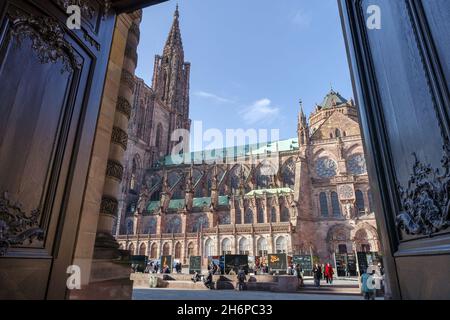 Vue latérale sur la cathédrale de Strasbourg, site classé au patrimoine mondial de l'UNESCO, Alsace, France, Europe Banque D'Images