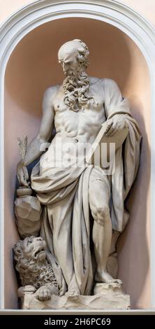ROME, ITALIE - 31 AOÛT 2021 : la statue de Saint-Jérôme dans le chruque Chiesa San Bernardo alle terme de Camillo Mariani (1600). Banque D'Images