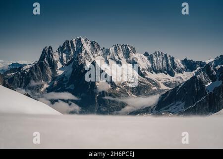 Vue sur le paysage alpin avec le célèbre pic de l'aiguille verte, Chamonix, massif du Mont blanc Banque D'Images