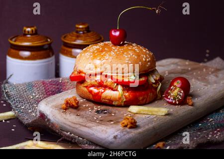 REPAS HAMBURGER, hamburger ou cheeseburger au poulet juteux avec une galette de poulet, sauce, frites et boisson froide.Concept d'américain Banque D'Images