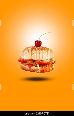 Poulet juteux PERI PERI BURGER volant, hamburger ou cheeseburger avec une galette de poulet.Concept de restauration rapide américaine.Copier l'espace Banque D'Images