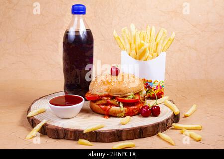 REPAS HAMBURGER, hamburger ou cheeseburger au poulet juteux avec une galette de poulet, sauce, frites et boisson froide.Concept d'américain Banque D'Images