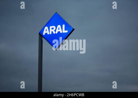 Beleuchtetes ARAL logo in den Farben blau und weiß BEI Nacht, vor einer ARAL Tankstelle à Düsseldorf, Allemagne. Banque D'Images