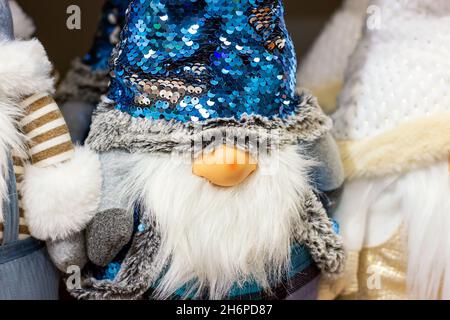 Gnome de Noël rigolo coloré du folklore nordique (Nisse, tombe, Tonttu, Tomtenisse), poupées avec chapeau bleu et longue barbe blanche.Scandia traditionnel Banque D'Images