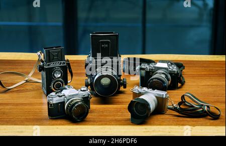 Izmir, Turquie - 9 juillet 2021 : photo éditoriale illustrative de Lubitell 2, Mamiya RB67, Fujifilm xt4, Canon AE1 et Fujifilm XA2 sur un grou en bois Banque D'Images