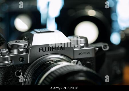 Izmir, Turquie - 9 juillet 2021 : éditorial d'illustration gros plan sur l'appareil photo sans miroir Fujifilm XT4 Banque D'Images