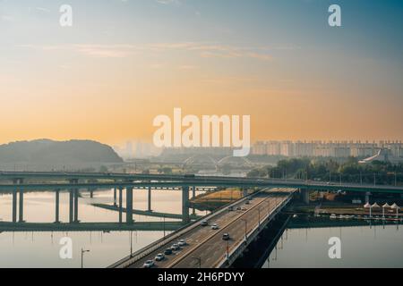 Vue panoramique sur la ville de Daejeon et la rivière Gapcheon au lever du soleil en Corée Banque D'Images