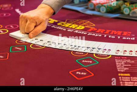 Marchand de poker avec deux jeux de cartes Banque D'Images