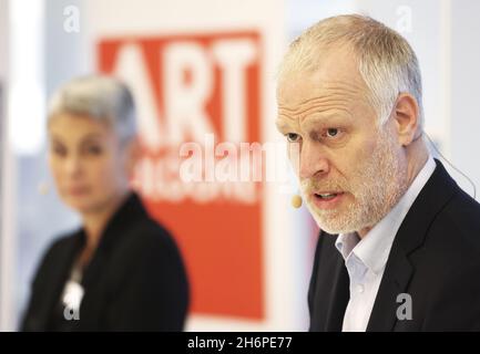 Cologne, Allemagne.17 novembre 2021.Daniel Hug (r), directeur d'Art Cologne, prend la parole lors de la conférence de presse d'ouverture.La plus grande foire artistique d'Allemagne, Art Cologne, n'avait pas eu lieu depuis avril 2019 en raison de la pandémie de Corona.Environ 150 galeries se sont inscrites à la date de remplacement actuelle à l'automne 2021.Credit: Oliver Berg/dpa/Alay Live News Banque D'Images