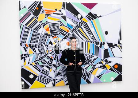 Londres, Royaume-Uni.17 novembre 2021.L’artiste Sarah Morris pose avec son œuvre « Patrol (Spiderweb) », 2021, à l’avant-première de ‘Means of Escape’, sa nouvelle exposition au White Cube Bermondsey mettant en vedette l’intérêt de l’artiste pour la psychologie et la perception de l’espace et du temps.Le spectacle se déroulera du 19 novembre au 9 janvier 2022.Credit: Stephen Chung / Alamy Live News Banque D'Images