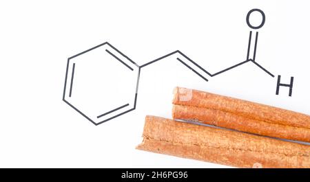 Cannelle aromatique et cinnamaldéhyde, structure chimique et formule. Composé organique qui donne à la cannelle sa saveur et son odeur. Banque D'Images