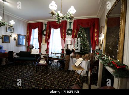 Londres, Grande-Bretagne.16 novembre 2021.Un membre du personnel travaille au Charles Dickens Museum, décoré pour Noël, à Londres, en Grande-Bretagne, le 16 novembre 2021.Le musée Charles Dickens donne un aperçu de la manière dont Noël a été célébré par l'auteur victorien.Le musée est situé au 48 Doughty Street, domicile de Dickens à Londres de 1837 à 1839.Tout en vivant à Doughty Street, Dickens a fini d'écrire les Pickwick Papers, a écrit Nicholas Nickleby et plus célèbre de tous, Oliver Twist.Crédit : Li Ying/Xinhua/Alay Live News Banque D'Images