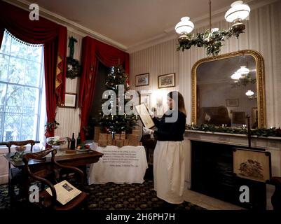 Londres, Grande-Bretagne.16 novembre 2021.Un membre du personnel travaille au Charles Dickens Museum, décoré pour Noël, à Londres, en Grande-Bretagne, le 16 novembre 2021.Le musée Charles Dickens donne un aperçu de la manière dont Noël a été célébré par l'auteur victorien.Le musée est situé au 48 Doughty Street, domicile de Dickens à Londres de 1837 à 1839.Tout en vivant à Doughty Street, Dickens a fini d'écrire les Pickwick Papers, a écrit Nicholas Nickleby et plus célèbre de tous, Oliver Twist.Crédit : Li Ying/Xinhua/Alay Live News Banque D'Images