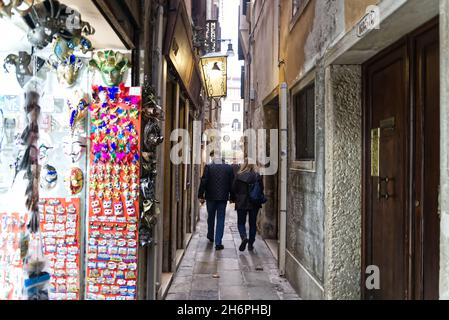 VENISE, ITALIE - 21 octobre 2021 : vue arrière d'un couple marchant dans une allée à Venise, Italie Banque D'Images