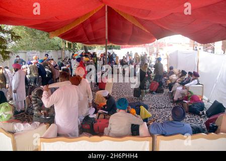 Lahore, Punjab, Pakistan.17 novembre 2021.Les pèlerins sikhs indiens affluent vers les journalistes tout en entrant au Pakistan par le point de passage frontalier de Wagha, près de Lahore.Trois milliers de pèlerins sikhs indiens sont arrivés au Pakistan pour participer à un festival à Nankana Sahib près de Lahore, pour célébrer le 552e anniversaire de naissance de leur chef spirituel Sri Baba Guru Nanak Dev, le fondateur de la religion sikh.(Credit image: © Rana Sajid Hussain/Pacific Press via ZUMA Press Wire) Banque D'Images