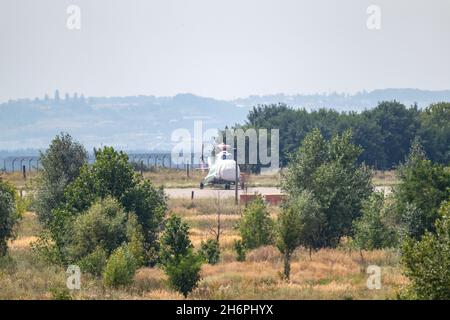 Mil mi-8 (Hip) un hélicoptère de transport moyen à deux turbines, fabriqué par l'Union soviétique sur une zone de décollage dans des buissons verdoyants.Terrain d'été de base aérienne, Banque D'Images