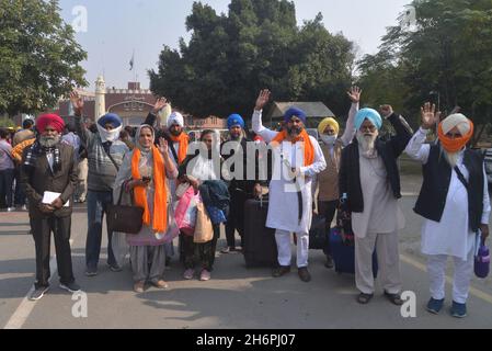 Lahore, Punjab, Pakistan.17 novembre 2021.Les pèlerins sikhs indiens affluent vers les journalistes tout en entrant au Pakistan par le point de passage frontalier de Wagha, près de Lahore.Trois milliers de pèlerins sikhs indiens sont arrivés au Pakistan pour participer à un festival à Nankana Sahib près de Lahore, pour célébrer le 552e anniversaire de naissance de leur chef spirituel Sri Baba Guru Nanak Dev, le fondateur de la religion sikh.(Credit image: © Rana Sajid Hussain/Pacific Press via ZUMA Press Wire) Banque D'Images